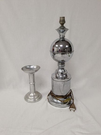 Base per lampada in metallo
Altezza: 49 cm
(righe)