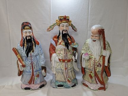 CINA. Serie di tre figure in porcellana policroma 