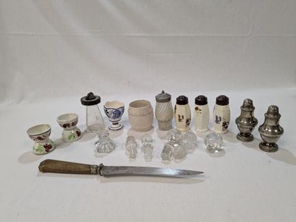 Set in metallo, ceramica e vetro composto da: sali