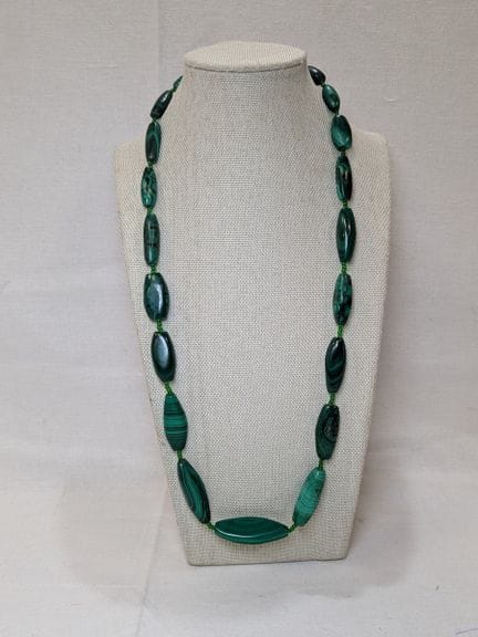 Collier de perles de malachite. Fermoir en métal. 