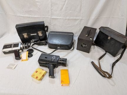 该套装包含一台MOVEXOOM摄像机、一台CHINON Super 8摄像机和一台BULLSEYE观