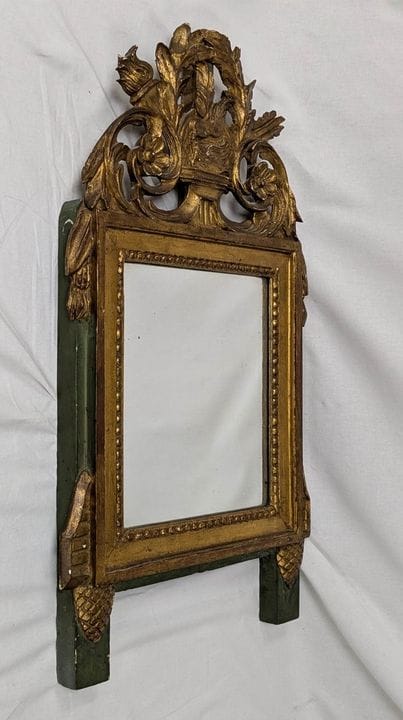 Specchio con frontone in legno e stucco laccato e 