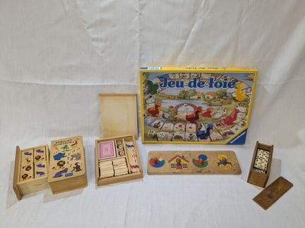 Set aus Holz und Pappe, bestehend aus einem Gänses