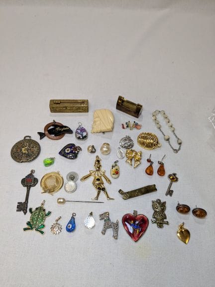 Lot en métal, résine et verre comprenant broches e