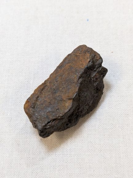 Meteorite condrite. Lunghezza: 3,4 cm. Peso: 15,2 