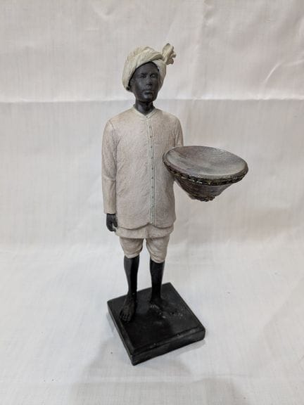 Figura in resina policroma raffigurante un moro. A