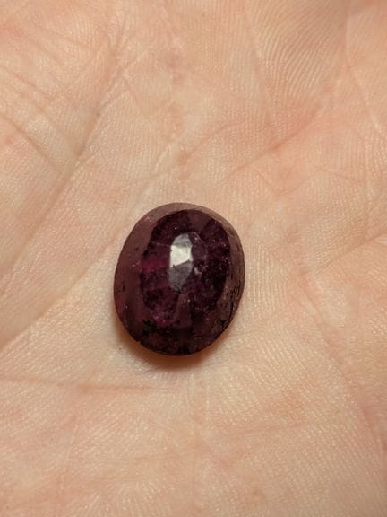 Rubis, 11,09 carats. Traité. Provenance : Afrique.
