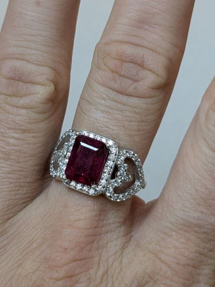 Bague en argent, sertie d'un rubis (2,53 carats, t