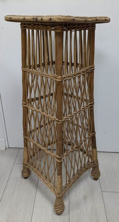 Korbstuhl. 90 x 30 cm. (Abnutzungsspuren)