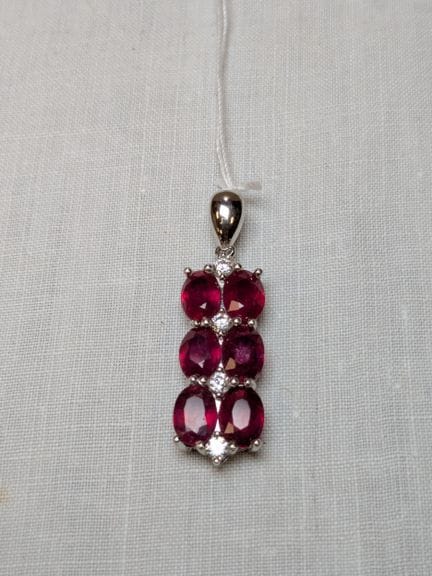 Pendentif en argent, serti de 6 rubis et de pierre