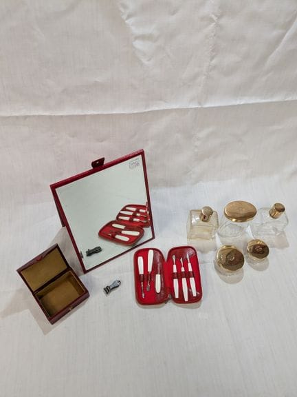 Lot d'accessoires de toilette en métal, verre, rés