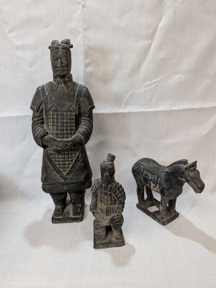 Set di tre statuette in terracotta, raffiguranti g
