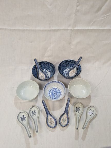 中国 一套青花瓷器，包括5个碗和8把不同款式的勺子。
