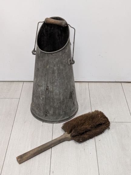 Kohleimer aus Metall und Holz, Höhe 46 cm. Mit ein
