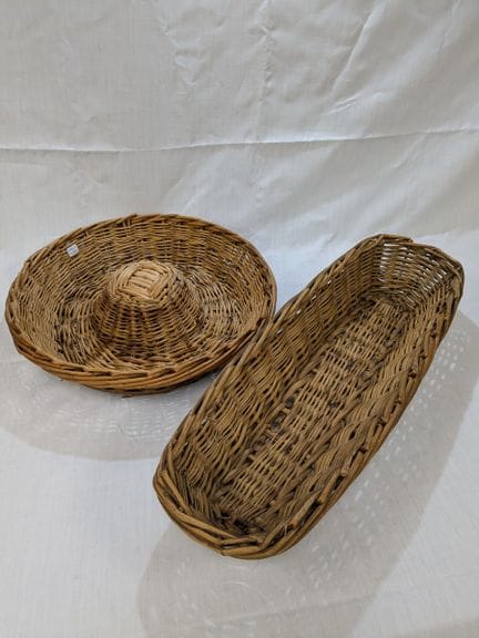 Due cestini di vimini. 42 cm e 64 cm.