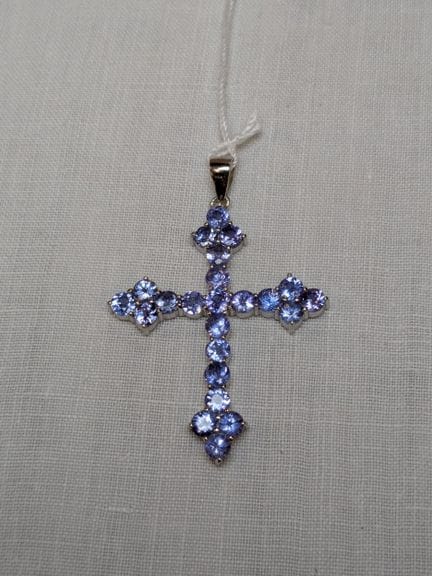Pendentif croix en argent, serti de tanzanites. Po