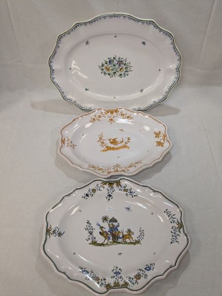 MOUSTIERS. Set di tre piatti in maiolica con decor