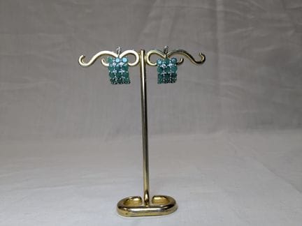 Paire de boucles d'oreilles en argent, pavées d'ém