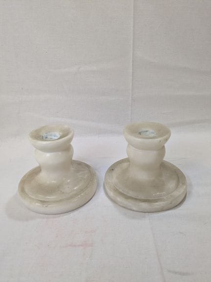 Par de candelabros de alabastro. Altura: 9,5 cm. (