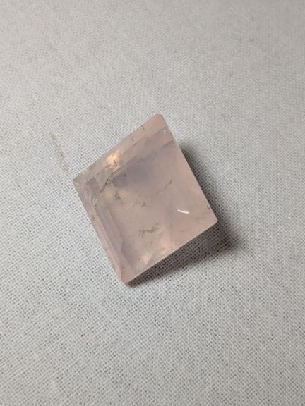 Quartz rose, 26,45. Provenance : Brésil. Avec son 