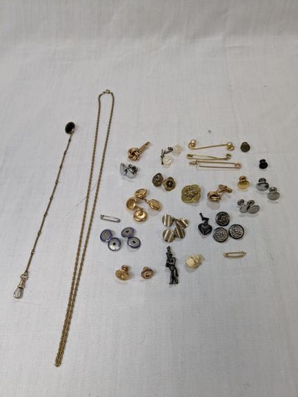Lot en métal et résine, des boutons de manchettes,