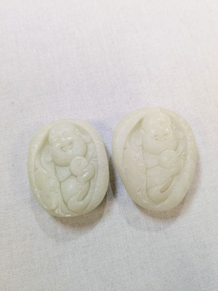 CINA - Set di 2 ciottoli di giada raffiguranti Bud