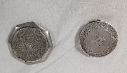 Set di due portacipria in argento. Da 6 a 7 cm. Pe