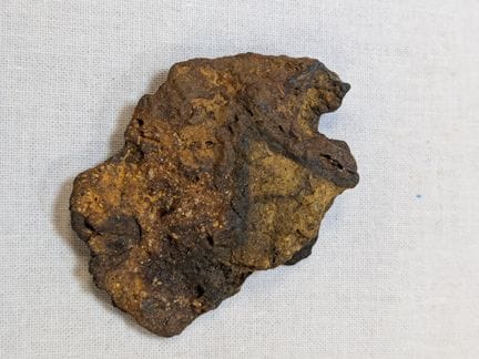 Meteorite condrite. 5 cm di lunghezza. 22,8 g.