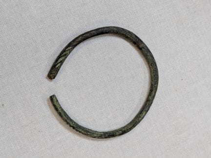 Armband aus Bronze aus der Antike. 5,3 × 5,8 cm