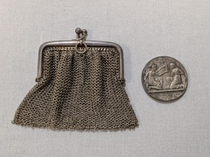 Set in argento composto da una medaglia nuziale e 