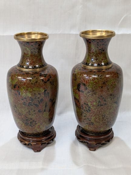 CINA Coppia di vasi in metallo e smalto cloisonné,