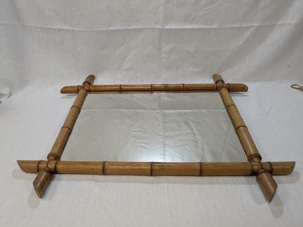 Spiegel aus Bambus. 67 x 55 cm.