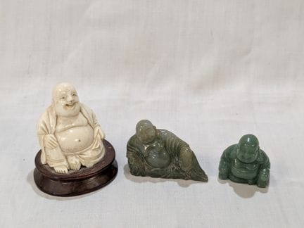 Set di 3 statuette in resina e pietra dura raffigu