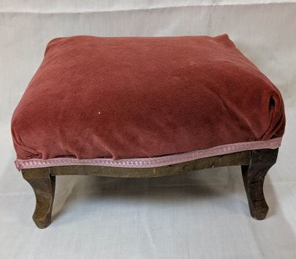 Sgabello in legno con rivestimento in velluto rosa