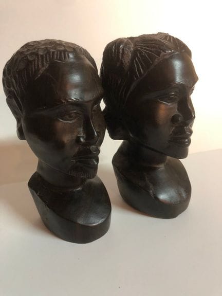 AFRICA Coppia di busti scolpiti in ebano raffigura