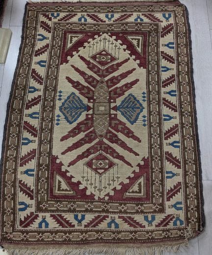 ORIENT, Wollteppich mit geometrischem Muster auf b