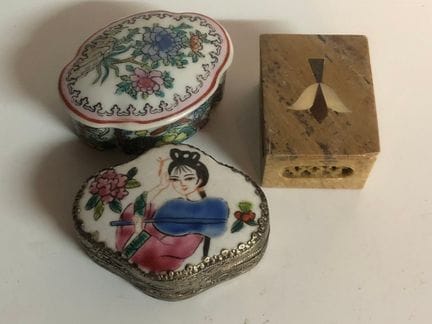 CHINA Set aus drei kleinen Dosen aus Porzellan, Me