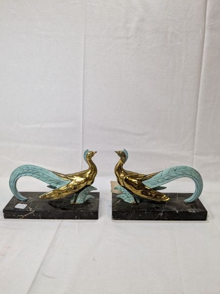 Coppia di statuette in metallo raffiguranti pavoni