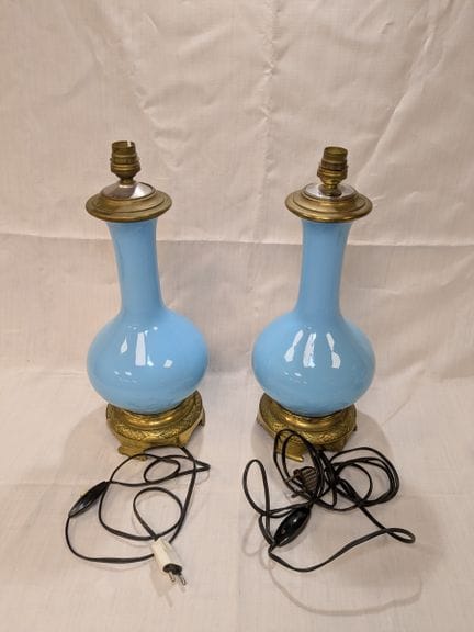 Coppia di piedini per lampade in opalina e ottone.