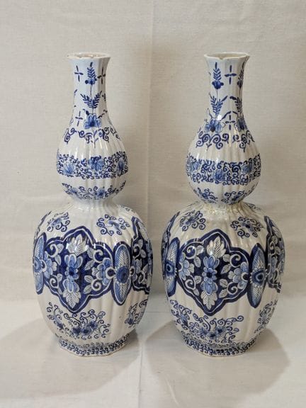 DELFT. Coppia di vasi a balaustra in maiolica bian