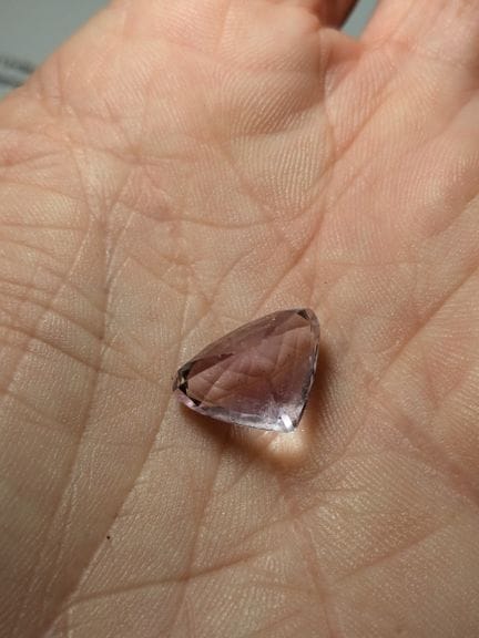 Kunzite, 7,74 carats. Avec son certificat GGI.