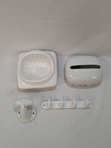 Set di elementi da bagno in ceramica. Tra cui Limo