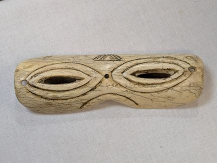 ALASKA. Schneebrille aus Knochen. 14 cm