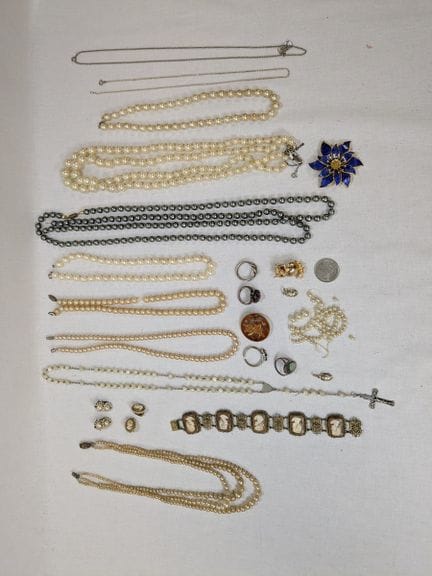Set composto da metallo, pietra, resina e vetro, c