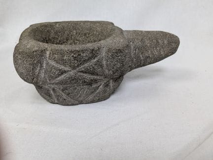 Mortario in pietra con decorazioni incise. 6x14 cm
