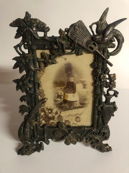 Cornice da appoggio in bronzo con ricchi motivi de