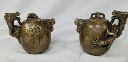 INDOCHINA: Ein Paar Metallkannen mit Drachenverzie