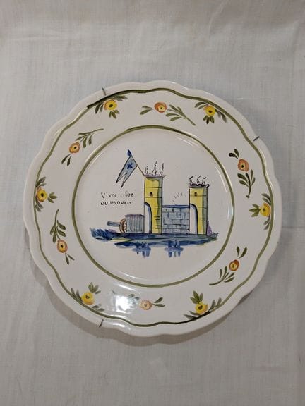 Piatto in maiolica smaltata con decorazione rivolu