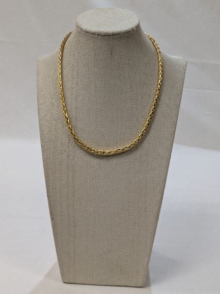 Collana in oro giallo 18 carati. Reca una firma. P