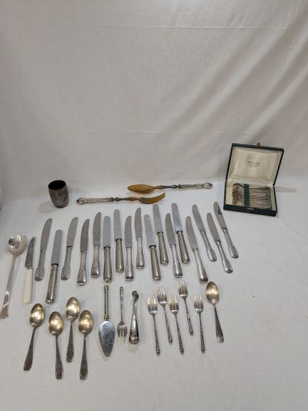 一套由金属、镀银的金属和树脂制成的餐具套装，包括餐具、餐杯、高脚杯等……（有磨损）